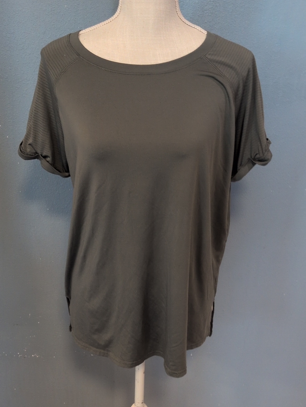 Amazon Essentials Athletic Roll Tab Sleeves Scoopneck Activewear High-low Top